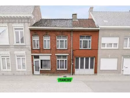 maison à rénover avec long garage au centre de poperinge