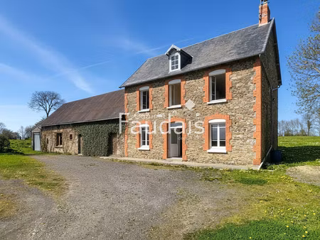 maison en pierre avec vue panoramique sur la campagne  sans