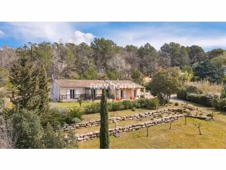 maison de plain-pied à villecroze dans un cadre verdoyant