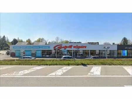 immeuble commercial avec excellente visibilité le long de la