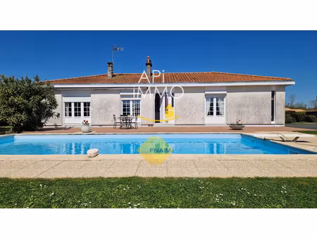 saint vivien : maison de plain-pied avec piscine et dépendance