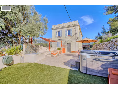maison de caractère avec vue dégagée  stationnement et cave