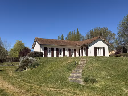 villa traditionnelle sur terrain d'envrion 3100m2.