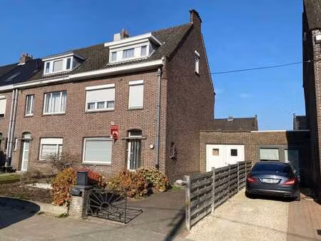 op te frissen halfopen woning met 4 slaapkamers en 2 gara...