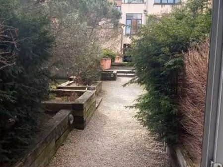 bureau en très bon état dans un cadre verdoyant