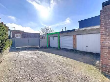 garage pour petite voiture ou pour entreposage.