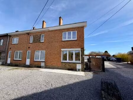 jolie et agréable maison 3 façades avec jardin et garage