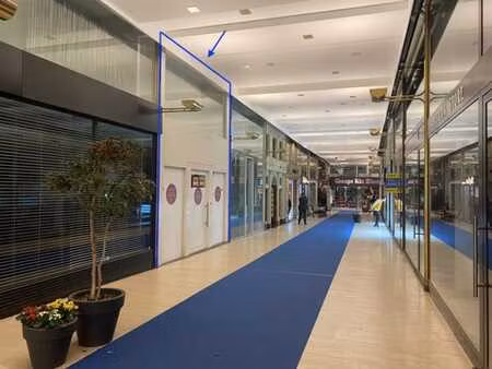 vaste commerce idéalement situé au début de la gallerie