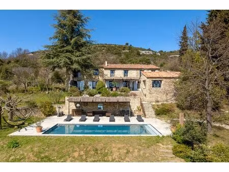 propriété en pierre rénovée  sur 4 hectares avec vue imprenable