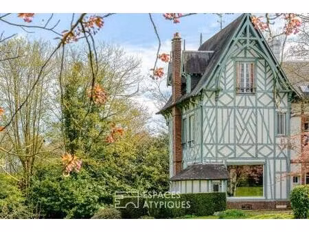 demeure anglo-normande à rénover dans un parc avec nombreuses dépendances