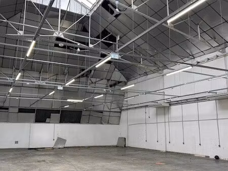 location local d'activités 1 030 m²