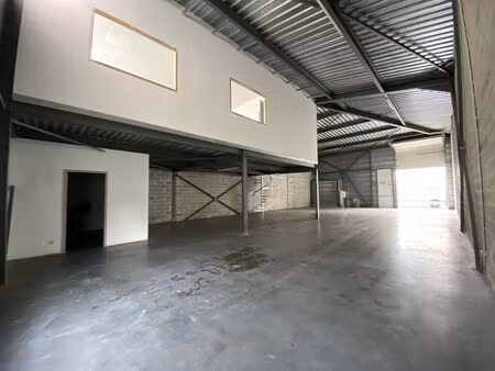location local d'activités 310 m²