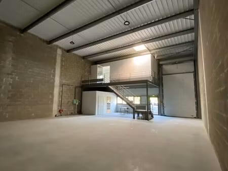 location local d'activités 200 m²
