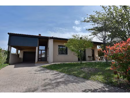 maison d'architecte avec jardin  terrasses  garage  carport et cave