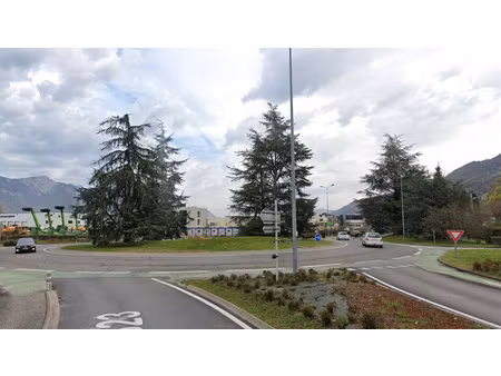 lot de 6 parkings extérieurs à domène