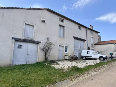 à vendre maison avec granges à perrusse