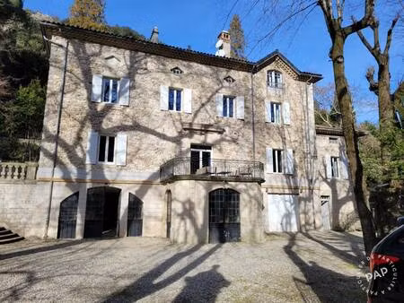 maison bourgeoise rénovée sur la commune de vals les bains connue pour ses thermes. proxim