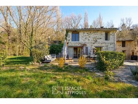 un refuge singulier au pied du colorado provençal