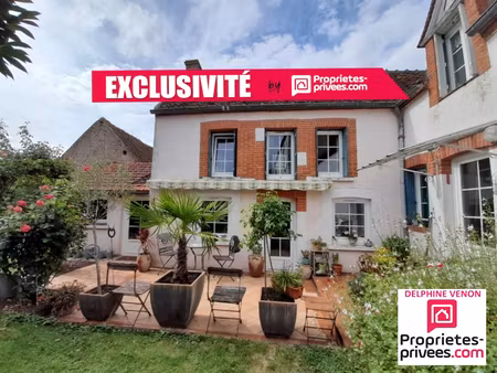 exclusivité - maison de ville sur un terrain de 378 m² au coeur du bourg de saint benoît s