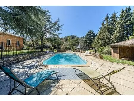 villa 60's revisitée  extension contemporaine et vue dégagée sur le luberon