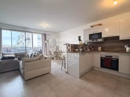 en centre-ville  place des fusillés  appartement 3p avec balcon.