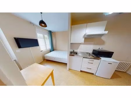 studio toutes charges comprises situe sur la place de sainte mere eglise