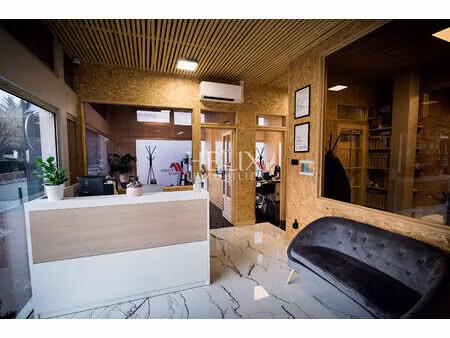 le pecq centre  local commercial de 70 m² avec vitrine et 7 pièces à 16 minutes à pied du 