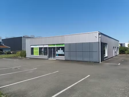 local commercial la fleche situé dans une zone principale d'activité de commerces et profe