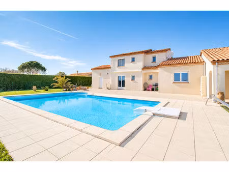 maison avec local à vendre sur layrac de 206 m²  vue dégagée comprenant 5 pièces  4 chambr