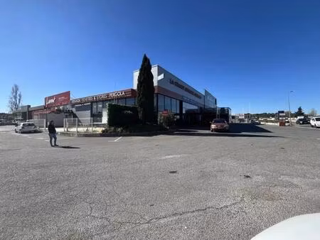 location commerce frejus 83600 600m²