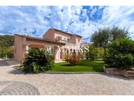 villa de style néo provençal avec terrain plat et piscine