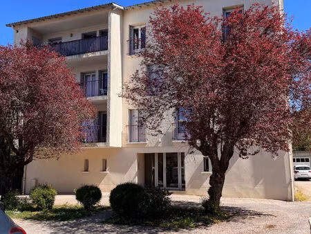 appartement t3/t4 de 70m² avec balcon et garage.