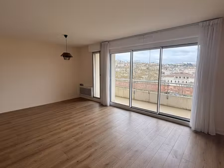 à louer spacieux t4 de 116 m2 avec vue cathédrale