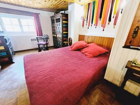 maison en pierre rénovée avec balcon