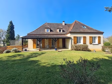 spacieuse maison de 5 chambres avec piscine et jardin