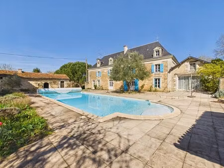 superbe propriété de campagne avec logement d'invités  lac privé et piscine  près de poiti