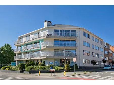 stijlvol gerenoveerd appartement met terras nabij de vijver in wemmel