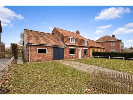te renoveren woning met 3 slaapkamers  garage en tuin