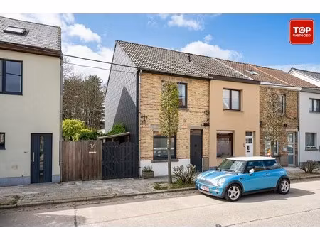 op te frissen halfopen bebouwing met leuke tuin.