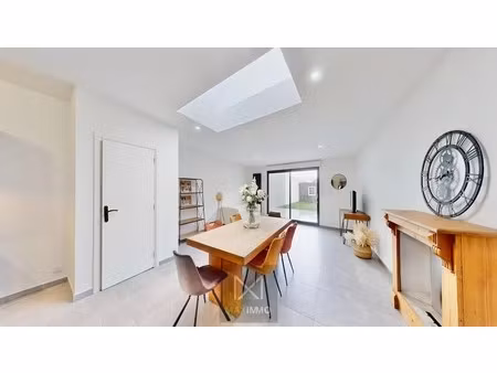 totaal gerenoveerde woning met garage in het centrum van lauwe