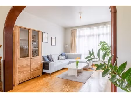 prachtige bel-etage woning met parkeerplaats en garage in hartje temse