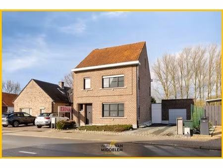 goed onderhouden 3-gevelwoning met 3 kamers  garage en tuin
