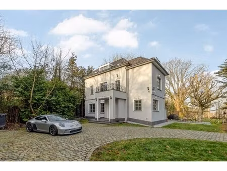 state-of-the-art villa tussen eeuwenoude bomen