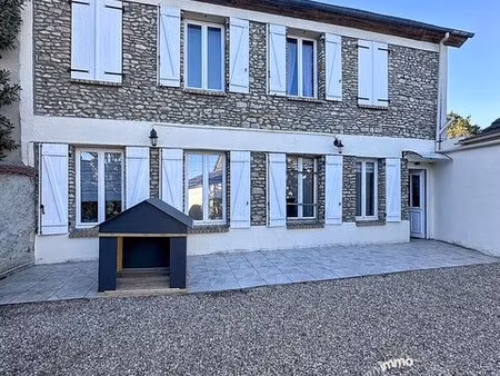 belle maison ancienne en pierres avec extension plus récente de