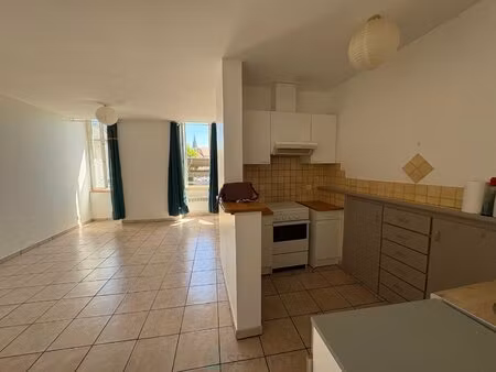 local pro + appartement. modulable en maison de ville intégrale.