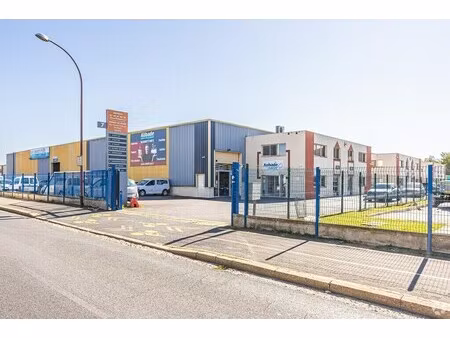 location local d'activités 777 m²