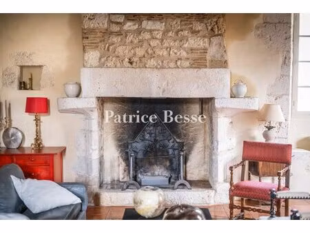 dans le périgord pourpre  à 20 min de bergerac  dans un village médiéval  une maison forte
