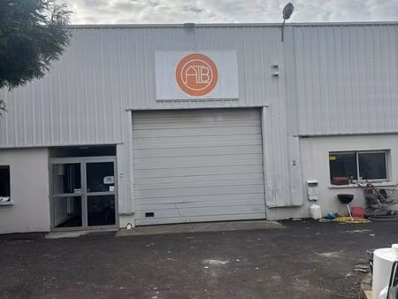 vente local d'activités 1 075 m²