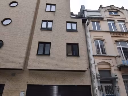 staanplaats te huur aan de markt van blankenberge. dit met een liftsysteem.