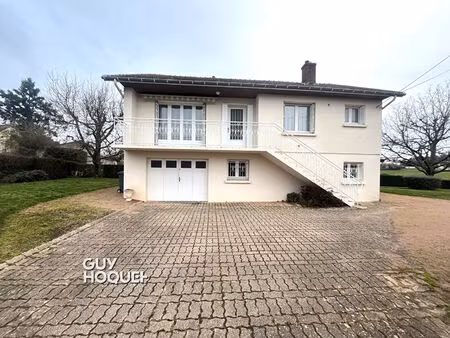 agréable maison élevée sur sous-sol